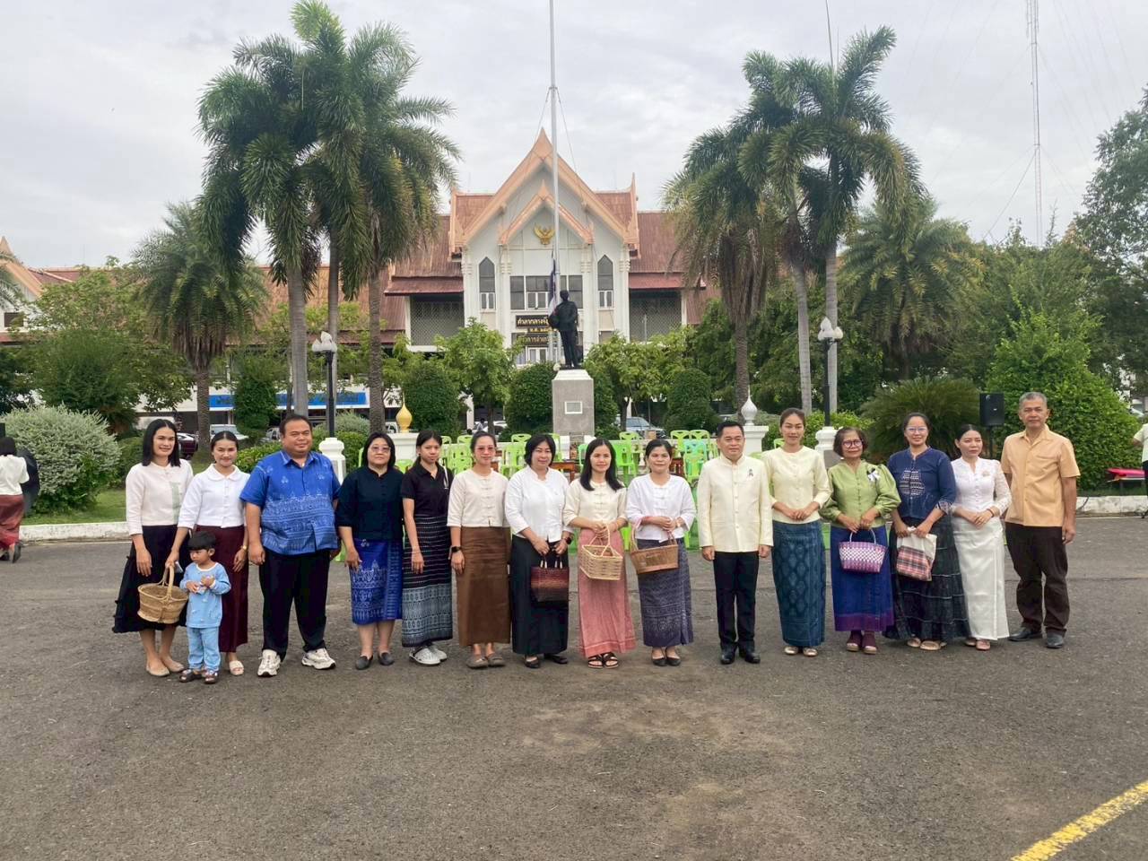 กิจกรรม”ผู้ว่าฯพาแต่งผ้าไทย ทำบุญใส่บาตรกับช้าง”