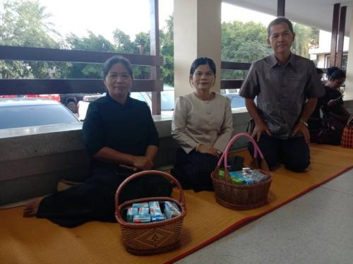 ตักบาตรหลังช้าง