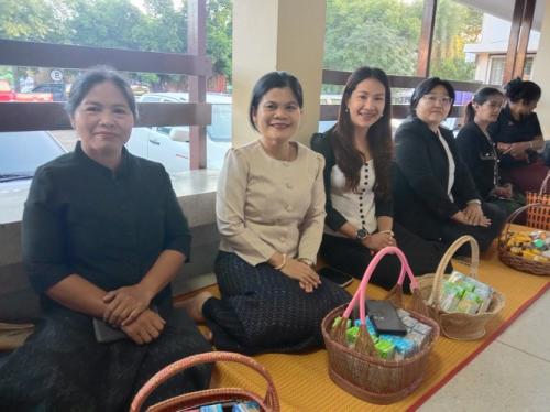 ตักบาตรหลังช้าง