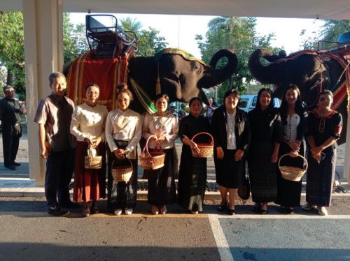 ตักบาตรหลังช้าง