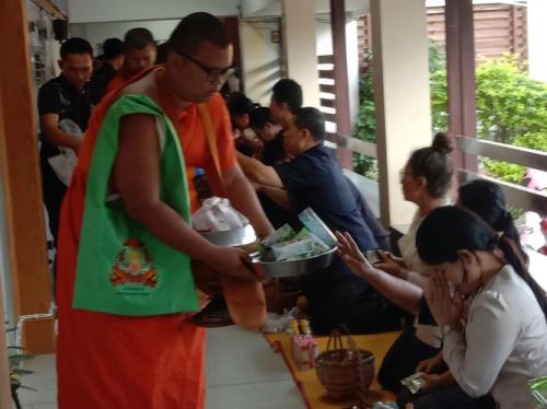 ตักบาตรหลังช้าง