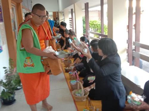 ตักบาตรหลังช้าง