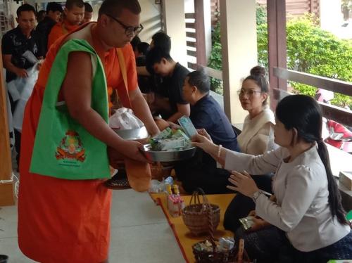 ตักบาตรหลังช้าง