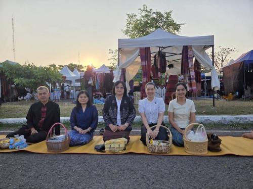 ผู้ว่าฯพาแต่งผ้าไทย ทำบุญใส่บาตรกับช้าง